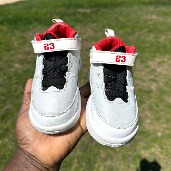 Jordan Max Aura 3 Toddler Athletic Shoes Size 8 White University Red - Picture 10 of 13